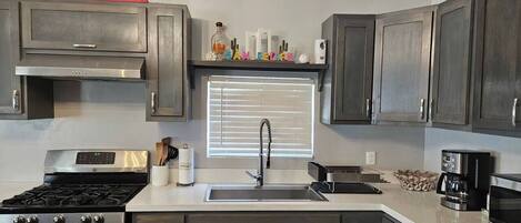 Réfrigérateur, micro-ondes, plaque de cuisson, cafetiÚre/bouilloire