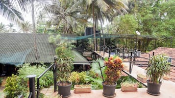 Cabaña romántica, 1 cama Queen size, para no fumadores, vista parcial al mar | Terraza o patio