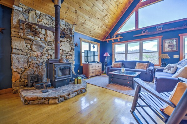 Smart TV y chimenea 