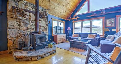 Cozy 3-bedroom cabin in welcoming Waynesville with WiFi, AC