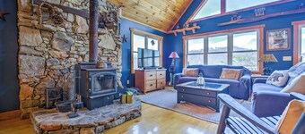 Cozy 3-bedroom cabin in welcoming Waynesville with WiFi, AC