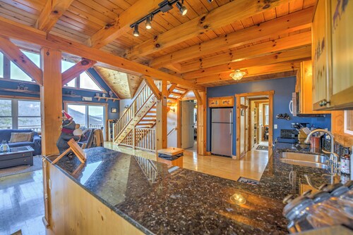 Cozy 3-bedroom cabin in welcoming Waynesville with WiFi, AC