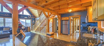 Cozy 3-bedroom cabin in welcoming Waynesville with WiFi, AC