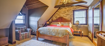 Cozy 3-bedroom cabin in welcoming Waynesville with WiFi, AC