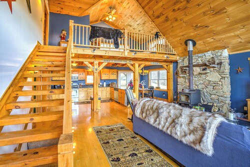 Cozy 3-bedroom cabin in welcoming Waynesville with WiFi, AC