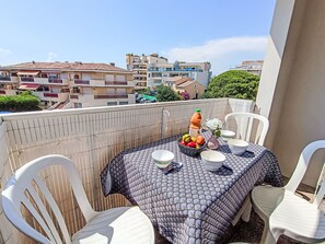 Outdoor dining - Le Vieux Port by Interhome (Saint-Raphaël)