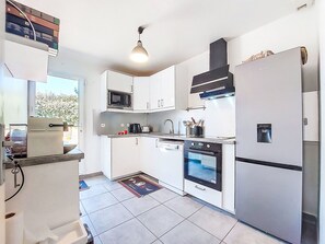 Een koelkast, een microgolfoven, een oven, een vaatwasser