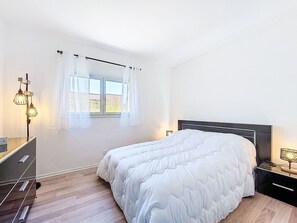 4 bedrooms, desk, internet