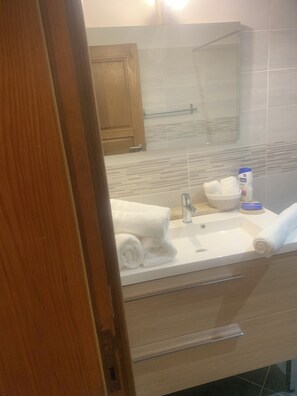 Douche, serviettes fournies, savon, shampoing