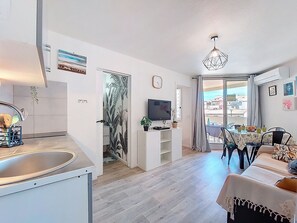 TV - Front de Mer by Interhome (Le Barcarès)