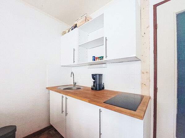 Kühlschrank, Mikrowelle, Kochgeschirr/Geschirr/Besteck