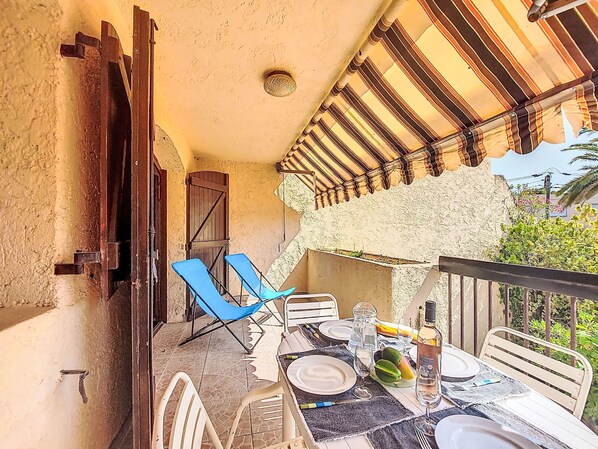 Outdoor dining - Les Cyprès by Interhome (Bandol)