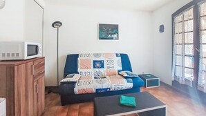 TV - Les Cyprès by Interhome (Bandol)