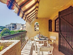 Outdoor dining - Les Cyprès by Interhome (Bandol)