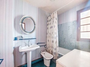 Bathroom - Les Cyprès by Interhome (Bandol)