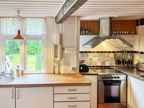 Fridge, microwave, dishwasher, cookware/dishes/utensils