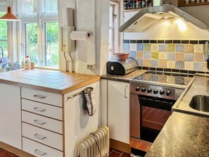 Fridge, microwave, dishwasher, cookware/dishes/utensils