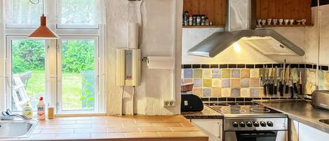 Fridge, microwave, dishwasher, cookware/dishes/utensils