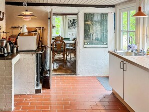 Kjøleskap, mikrobølgeovn, oppvaskmaskin og kjøkkenutstyr