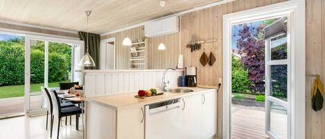 ثلاجة، ميكروويف، غسالة أطباق، مستلزمات طهي/أطباق/أوعية