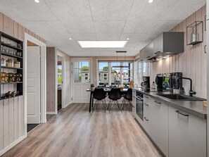 Kylskåp, mikrovågsugn, diskmaskin och grytor/köksredskap