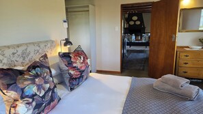 3 bedrooms, travel crib, free WiFi, bed sheets - Lowergroen Guest Farm, Working Farm (Swellendam)