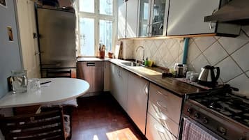 Een oven, een kookplaat, een vaatwasser