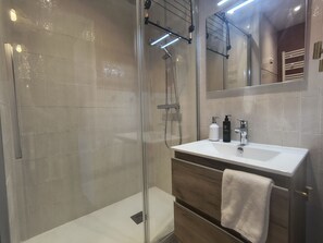 Bruser, hårtørrer, håndklæder