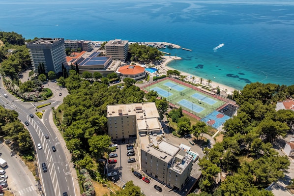 Sauna, hot tub, ruang uap, manikur dan pedikur, dan pijat