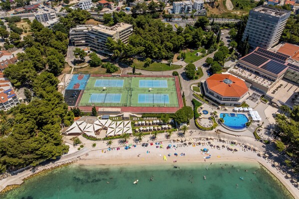 Plage, chaises longues, parasols, 2 bars de plage
