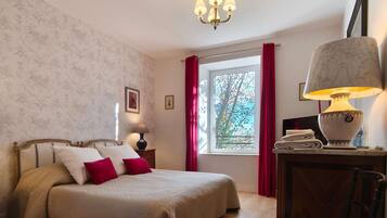 Chambre Perle, vue sur le jardin | Blackout drapes, free WiFi