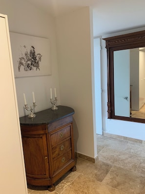 Appartement 2 personnes, vue sur les collines | Vue de la chambre