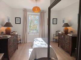 Chambre Alezane, vue sur les vignobles | 遮光窗帘、免费 WiFi、特色装修、特色家居