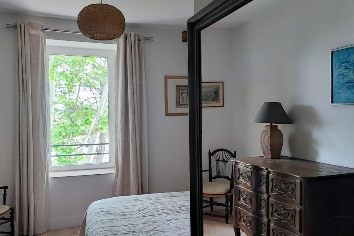 Chambre Alezane, vue sur les vignobles | Cortinas blackout, Wi-Fi de cortesia