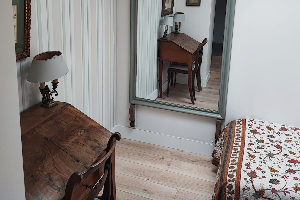 Suite Olives, vue sur le jardin | Blackout drapes, free WiFi