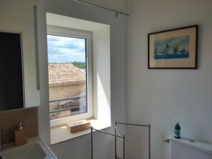 Chambre Alezane, vue sur les vignobles | Bathroom