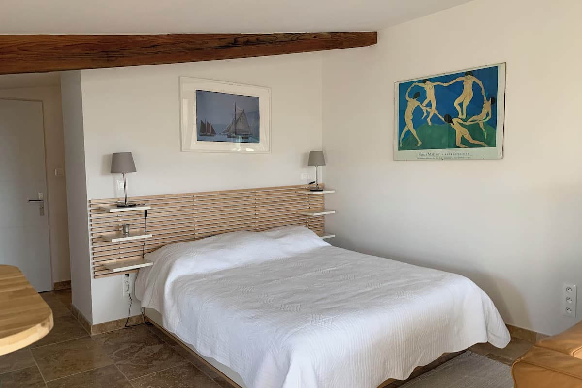 Appartement 2 personnes, vue sur les collines | Blackout drapes, free WiFi