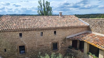 Chambre Alezane, vue sur les vignobles | View from room