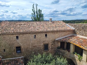 Chambre Alezane, vue sur les vignobles | View from room