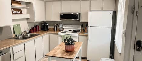 Four à micro-ondes, un four, surface de cuisson, lave-vaisselle