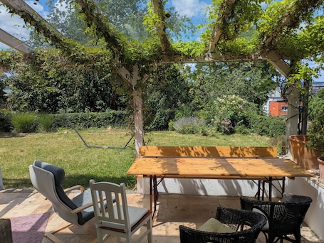 Speisen im Freien. Ferienwohnung Ludwigshöhe