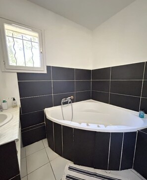 Haartrockner, Handtücher, Seife, Toilettenpapier