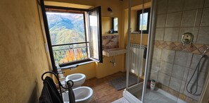 Bidet, serviettes fournies, savon, papier toilette