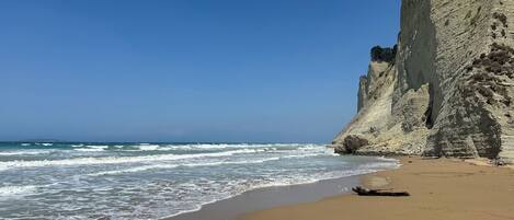 Chaises longues, serviettes de plage