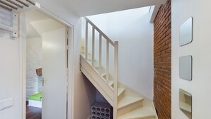 A staircase with white railings leading to a landing. - -STONE-Maison de Ville à Concarneau (Concarneau)