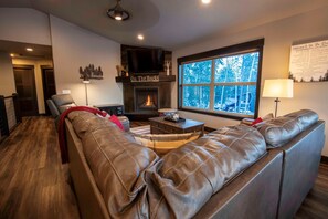 Smart TV, fireplace, DVD player - Trailside Cabin w/Hot Tub & Pool and Dog Friendly (Lead)