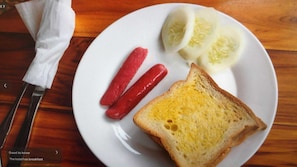 Desayuno completo gratuito y diario