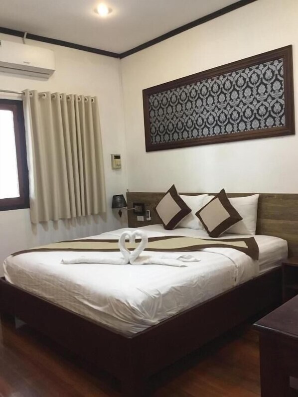 Standard Double Room | Desk, free WiFi, bed sheets - Duangchampa 2 Guesthouse (Luang Prabang)