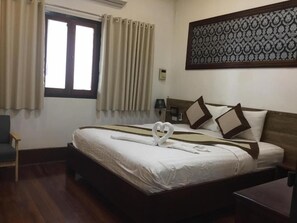Standard Double Room | Desk, free WiFi, bed sheets - Duangchampa 2 Guesthouse (Luang Prabang)