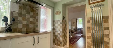 Kjøleskap, mikrobølgeovn, ovn og oppvaskmaskin